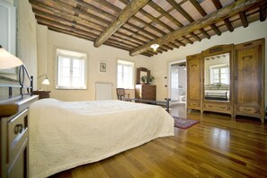 6 slaapkamers, een strijkplank/strijkijzer, reisbedje, internet