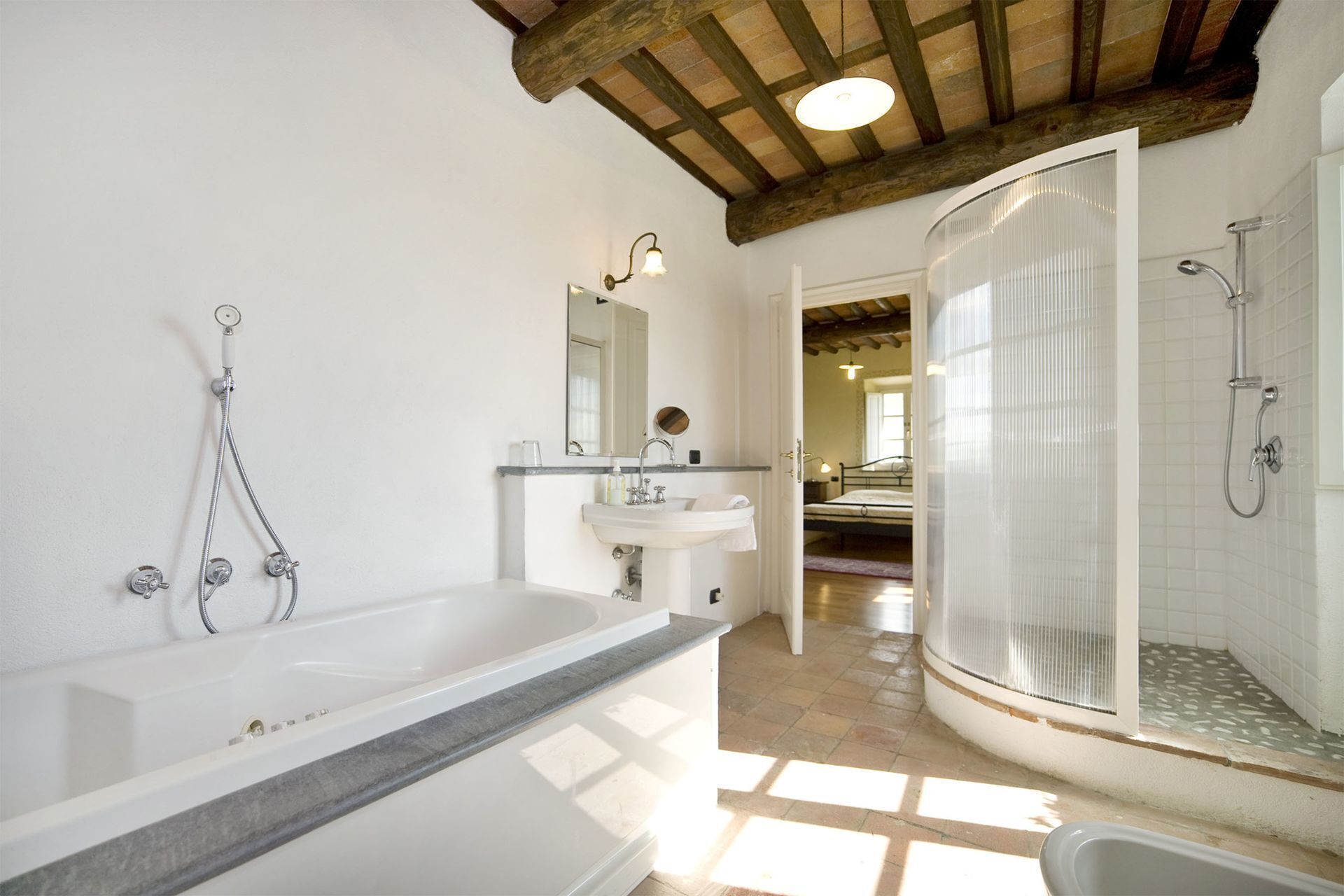 Bathtub, jetted tub, hair dryer, bidet