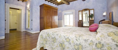 6 soverom, strykejern/-brett, reiseseng for barn og internettilgang