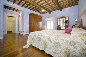 6 bedrooms, iron/ironing board, travel cot, Internet - Villa in San Gennaro with 6 bedrooms sleeps 11 (San Gennaro)