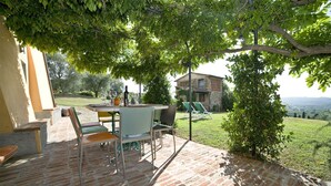 An outdoor patio with a brick floor, a table set for dining, and chairs. - Villa in San Gennaro with 6 bedrooms sleeps 11 (San Gennaro)