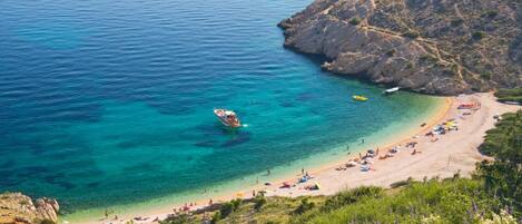 Una spiaggia nelle vicinanze