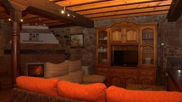 Een televisie en een open haard