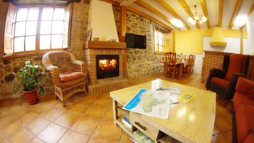 Een televisie en een open haard