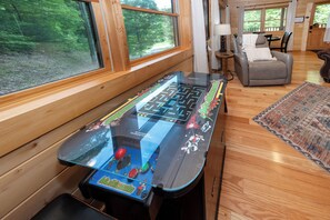 Game room - Private Cabin, FREE Pool Access, Putt Putt, Fishing, Tennis, Golf, Basketball (Sevierville)