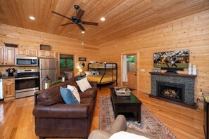 TV, fireplace, video games, DVD player - Private Cabin, FREE Pool Access, Putt Putt, Fishing, Tennis, Golf, Basketball (Sevierville)