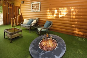 Terrace/patio - Private Cabin, FREE Pool Access, Putt Putt, Fishing, Tennis, Golf, Basketball (Sevierville)