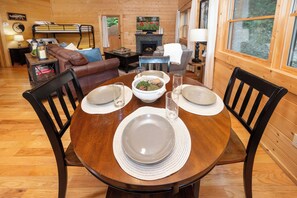Dining - Private Cabin, FREE Pool Access, Putt Putt, Fishing, Tennis, Golf, Basketball (Sevierville)