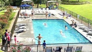 Pool - Private Cabin, FREE Pool Access, Putt Putt, Fishing, Tennis, Golf, Basketball (Sevierville)