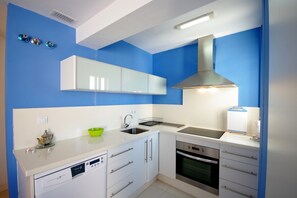 Réfrigérateur, four à micro-ondes, un four, surface de cuisson