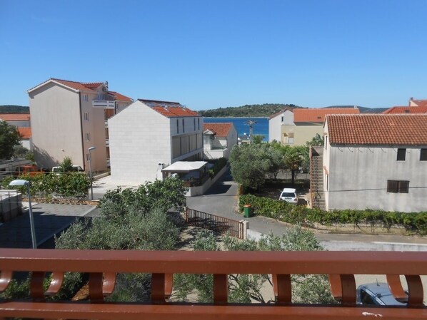 A residential area with buildings, a clear sky, and a view of the sea. - Apartment in Vodice with Seaview, Terrace, Air condition, WIFI (3420-3) (Vodice)