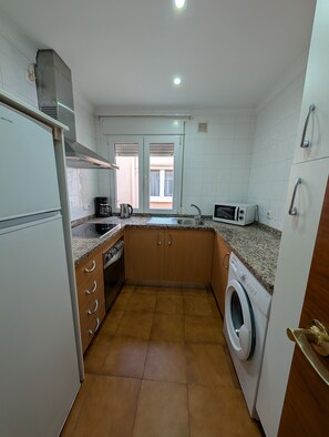 Refrigerador, microondas, horno y cafetera y tetera 