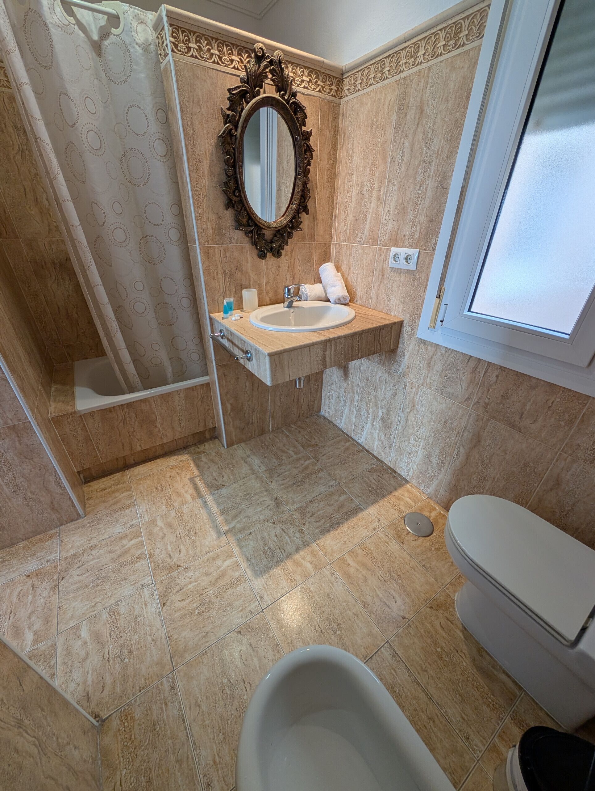 Bañera, secador de pelo y toallas
