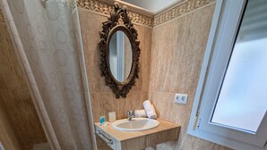 A bathroom with a bathtub, toilet, and sink. - 293 - Apartamento El Puerto (Tarifa)