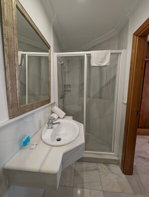 Kylpyamme, hiustenkuivaaja, pyyhkeet