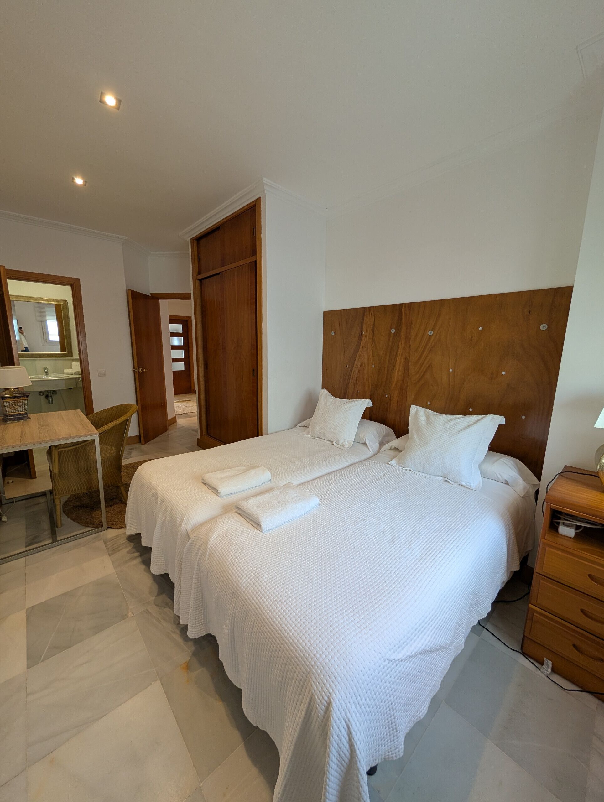 2 dormitorios, tabla de planchar con plancha, wifi gratis y ropa de cama