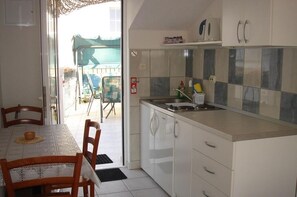Fridge, microwave, electric kettle, cookware/dishes/utensils - Studio apartment in Brist with Seaview, Balcony, Air condition, WIFI (4333-1) (Brist)