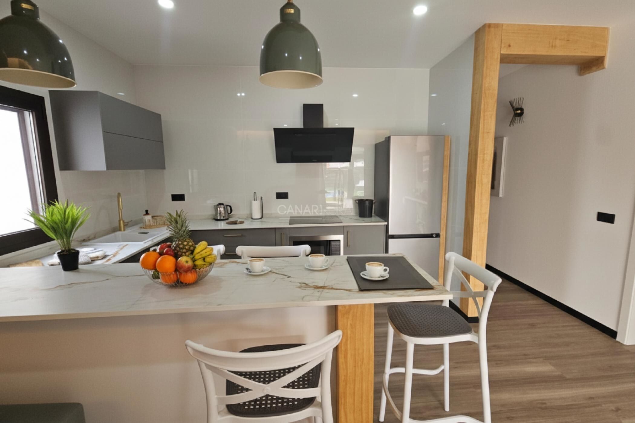 冷蔵庫、電子レンジ、コーヒー / ティーメーカー、調理器具と食器