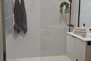 Shower, towels