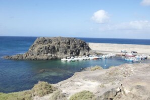 Marina - Indira House: Modern, Relaxing Villa with Pool and BBQ in Lajares, Fue (La Oliva)