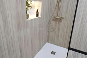Shower, towels - Indira House: Modern, Relaxing Villa with Pool and BBQ in Lajares, Fue (La Oliva)