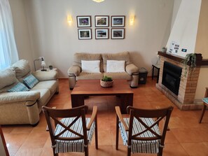 Smart-tv, een open haard, een dvd-speler en boeken