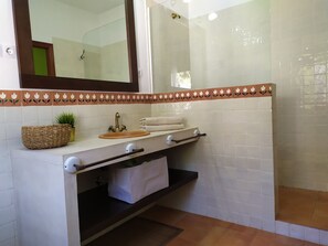 Baignoire, sèche-cheveux, bidet, serviettes fournies