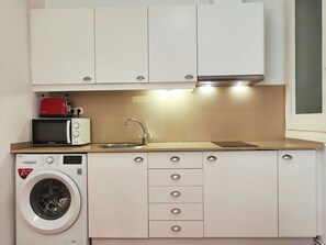 Fridge, microwave, stovetop, coffee/tea maker - Cute 1 bedroom apt. Super central location. R.K (Barcelona)