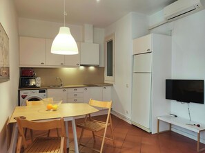 Kjøleskap, mikrobølgeovn, kokeplater og kaffetrakter/tekoker