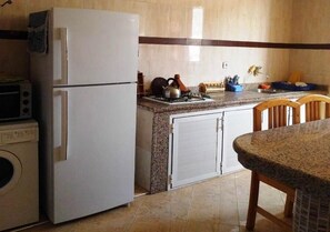 Kjøleskap, ovn, kokeplater og kjøkkenutstyr