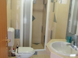 A bathroom with a toilet, a sink, and a shower area. - Apartment in Banjol with Seaview, Balcony, Air condition, WIFI (605-3) (Banjol)
