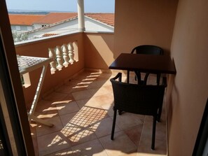 Outdoor dining - Apartment in Banjol with Seaview, Balcony, Air condition, WIFI (605-3) (Banjol)