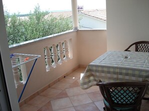 Outdoor dining - Apartment in Banjol with Seaview, Balcony, Air condition, WIFI (605-3) (Banjol)