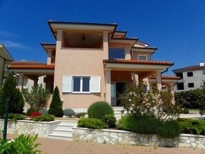 المنشأة من الخارج