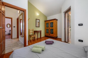 3 bedrooms, iron/ironing board, free WiFi, bed sheets