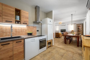Fridge, oven, stovetop, dishwasher