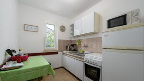 Coffee/tea maker, fridge, oven, electric kettle - Aparment Inteuro in Porec, Istria (Porec)
