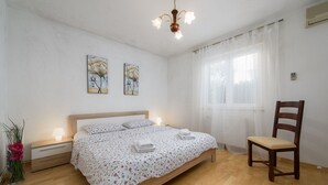 4 bedrooms, WiFi (free), bed sheets - Aparment Inteuro in Porec, Istria (Porec)