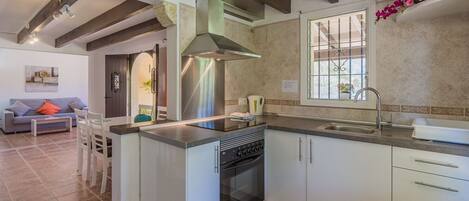 Een koelkast, een microgolfoven, een oven, een vaatwasser