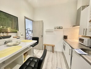 ثلاجة، ميكروويف�، فرن، موقد طهي مسطح