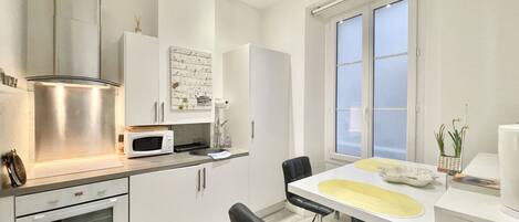 ثلاجة، ميكروويف، فرن، موقد طهي مسطح