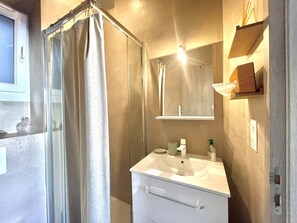 Dusche, Haartrockner, Handtücher