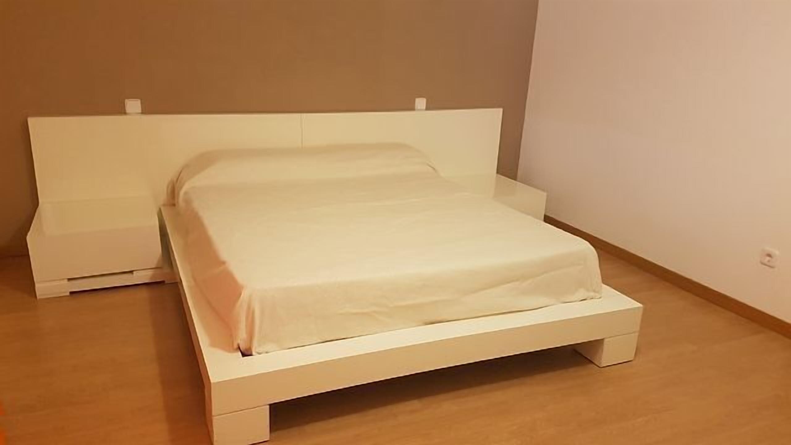 4 habitaciones, tabla de planchar con plancha y wifi 