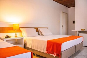 Habitación triple | Minibar, wifi gratis, ropa de cama