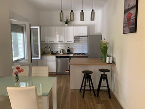 Fridge, microwave, stovetop, dishwasher