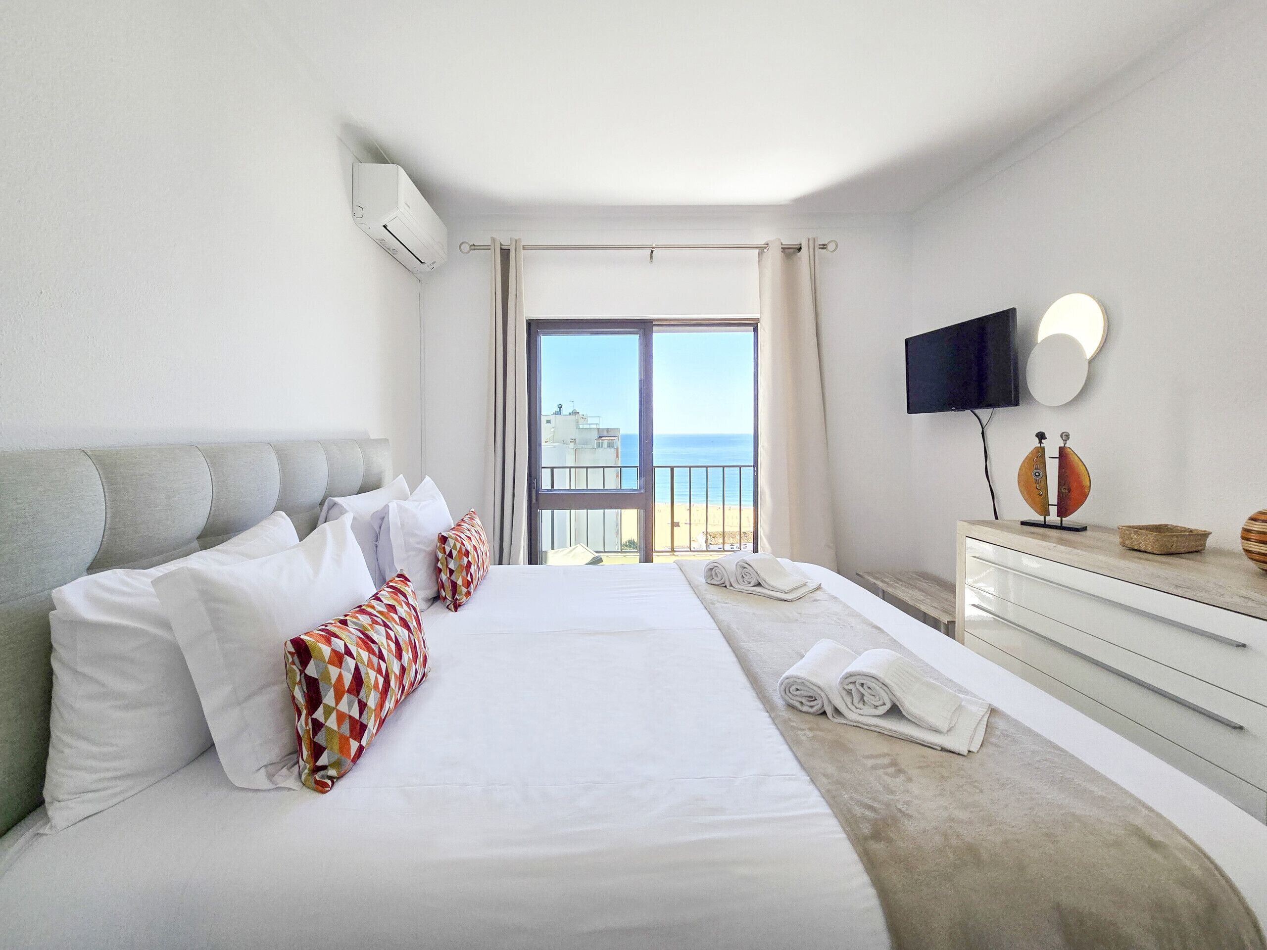 Tabla de planchar con plancha, wifi gratis y ropa de cama 