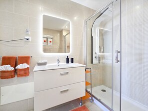 Shower, hair dryer, bidet, towels