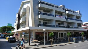 Unclassified image, 2 of 31, button - CONDOMINIO SHEDIR C - FULL OPTIONAL AND WI-FI (Bibione)