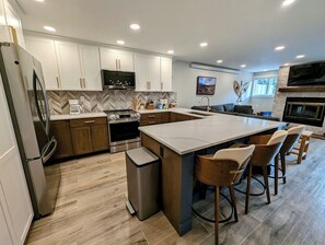 Geladeira, micro-ondas, fogão, cooktop