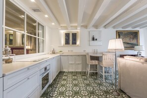 Kühlschrank, Ofen, Geschirrspüler, Wasserkocher mit Kaffee-/Teezubehör